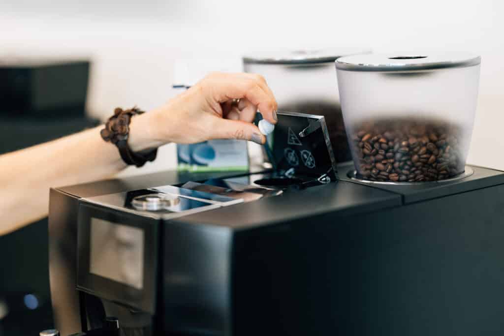 Så nemt rengør du din Jura fuldautomatiske espressomaskine med en rensetablet.