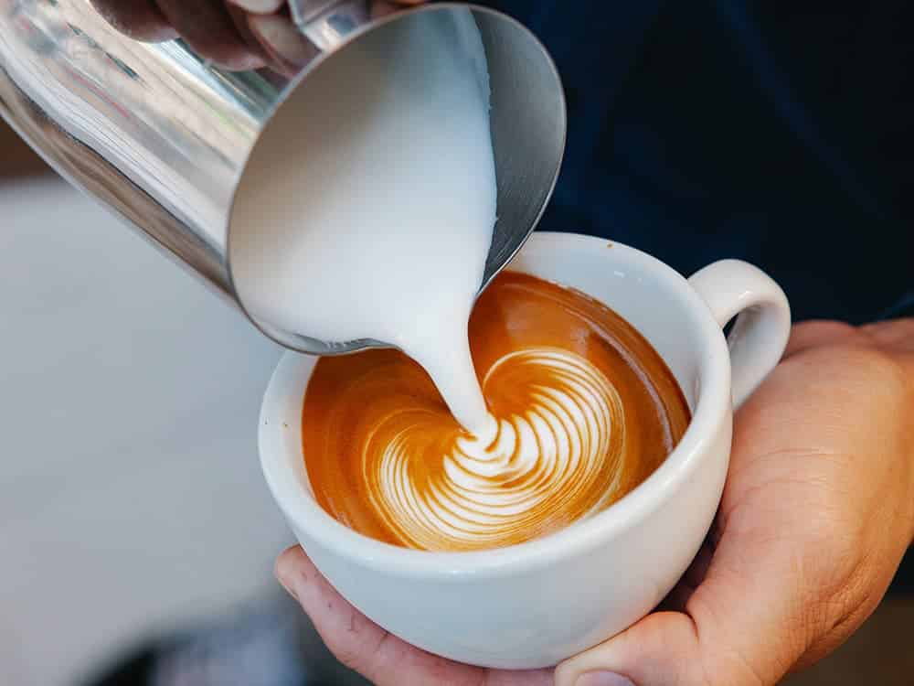 Latte art med perfekt mælkeskum